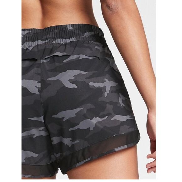 ATHLETA PRINTED MESH RACER RUN SHORT 4” black camo size large - Picture 4 of 14